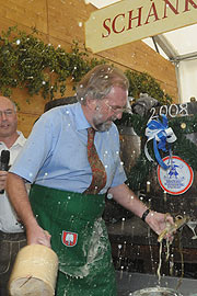 Dachaus Oberbürgermeister Peter Bürgel stach am 09.08.08 mit 3 wuchtigen Schlägen das erste Fass Festbier an (Foto: Ingrid Grossmann